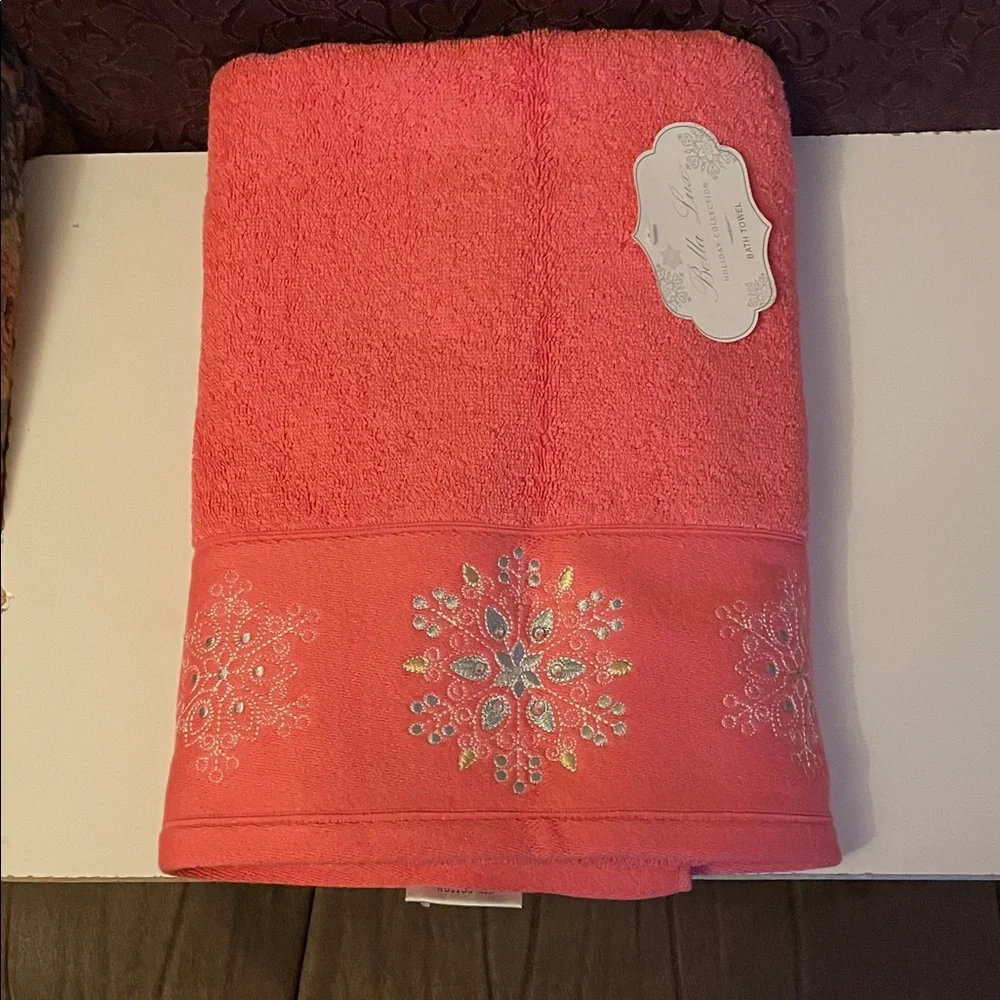 Bella Lux Elegant Christmas Coral Embellished Bath Towel